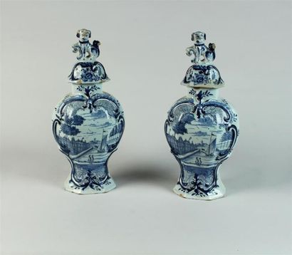 null DELFT
Paire de VASES à pans coupés en faïence à décor en camaïeu bleu dans un...