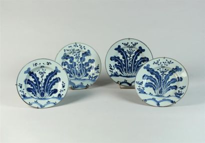 null Suite de quatre ASSIETTES rondes en porcelaine à décor émaillé en bleu sous...