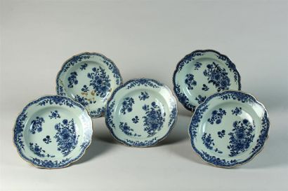 null Suite de cinq ASSIETTES à bord contours en porcelaine émaillée en bleu sous...