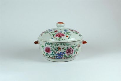 null Grande TERRINE couverte en porcelaine et émaux de la famille rose à décor de...