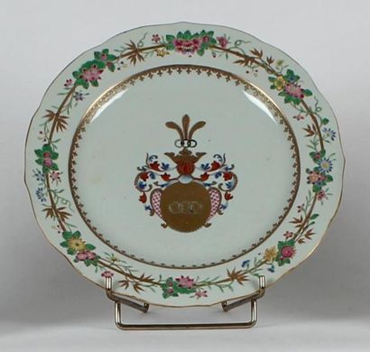 null Petit PLAT circulaire à bord contours en porcelaine et émaux polychromes de...