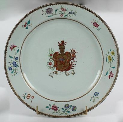 null Grand PLAT rond en porcelaine et émaux polychrome de la famille rose, le centre...