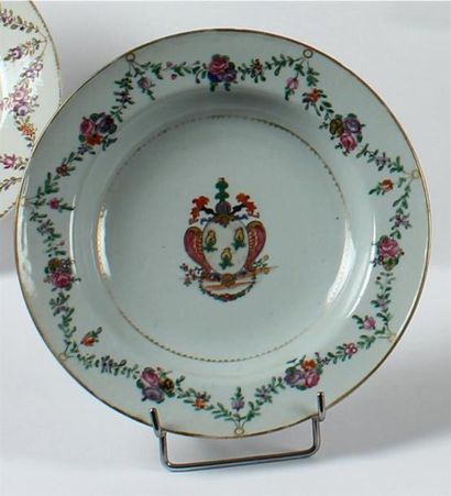 null ASSIETTE creuse circulaire en porcelaine et émaux polychromes de la famille...