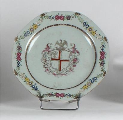 null ASSIETTE à pans coupés en porcelaine et émaux polychromes de la famille rose,...