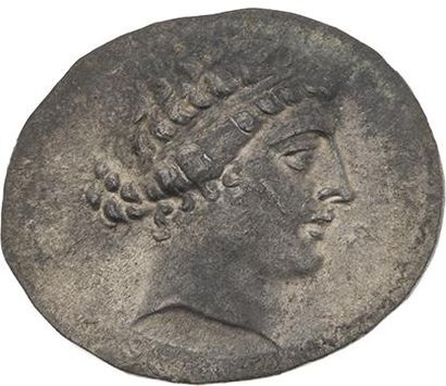 null ÉOLIDE 
Cymé (IIe siècle av. J.-C.) 
Tétradrachme. 16,95 g. Tête de la nymphe...