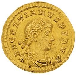 null GRATIEN (367-383) 
Solidus (368). Trêves. 4,51 g. Son buste diadémé, drapé et...