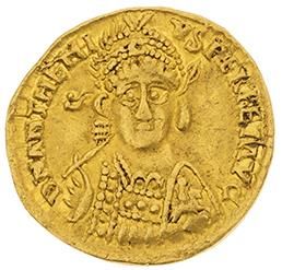null ANTHÈME (467-472) 
Solidus. Milan. 4,42 g. Son buste drapé et cuirassé de face,...