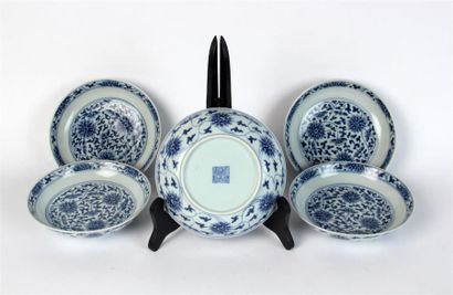 null Cinq SOUCOUPES creuses en porcelaine blanc bleu à décor floral
Chine, XIXe siècle,...
