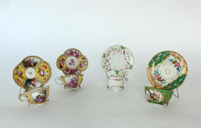 null Quatre TASSES et SOUS-TASSE en porcelaine à décor polychrome de fleurs ou scènes...