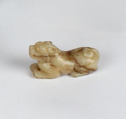 null LION bouddhique en jade beige veiné brun sculpté, il est représenté allongé
Chine
Long....