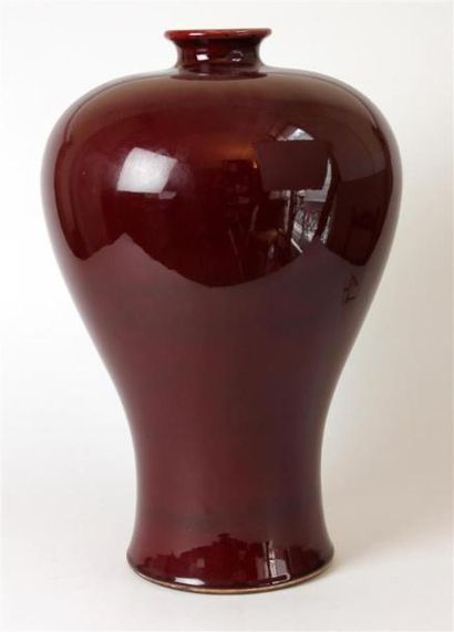 null VASE de forme meiping en porcelaine sang-de-boeuf.
Chine
Haut. 46 cm