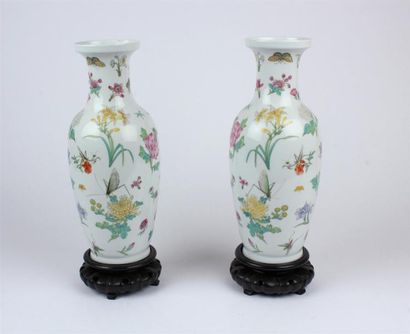 null Paire de VASES fuseau à col étranglé en porcelaine à décor polychrome de fleurs,...