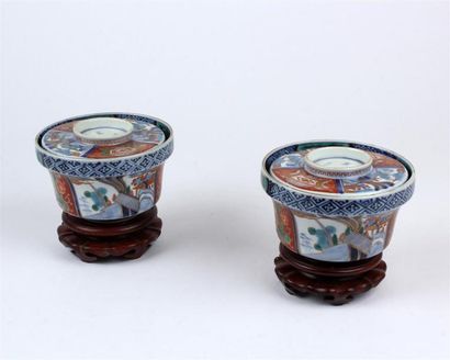 null Paire de BOLS couverts sur talon en porcelaine à décor Imari dans des réserves...