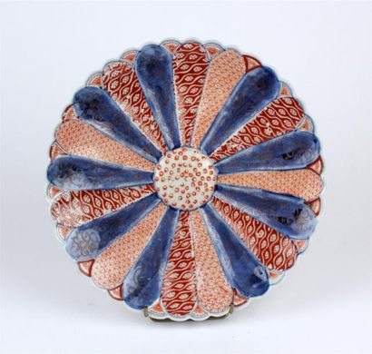 null PLAT polylobé circulaire en porcelaine Imari représentant une fleur.
Japon,...