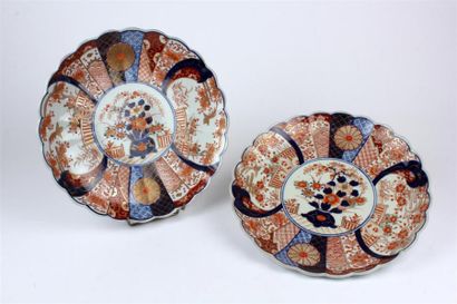 null Paire de PLATS contours en porcelaine Imari à décor d'un vase fleuri et médaillon...