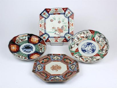 null Quatre ASSIETTES à bord contours ou pans coupés en porcelaine Imari et or à...