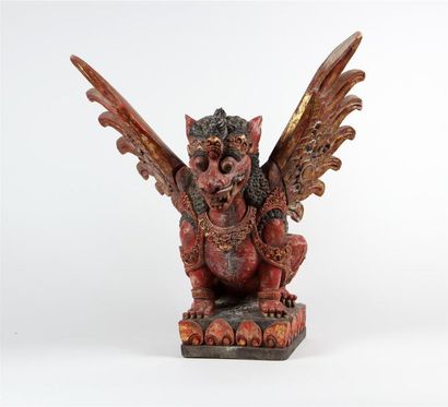 null GARUDA en bois sculpté, laqué rouge, noir et or, représenté assis, les ailes...