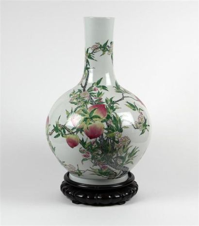 null Grand VASE de forme «tianqiuping» en porcelaine et émaux polychrome à décor...