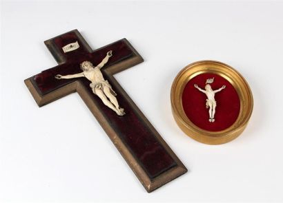 null CRUCIFIX en ivoire sculpté sur croix en bois doré et velours
XIXe siècle
Petits...