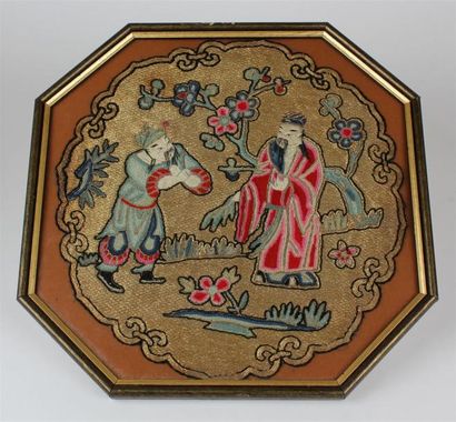 null Suite de trois BRODERIES polylobées représentant des sages et dignitaires sur...