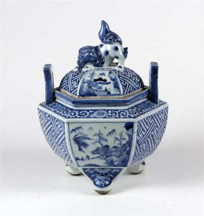 null BRÛLE-PARFUM à corps hexagonal et piétement tripode en porcelaine blanc bleu...