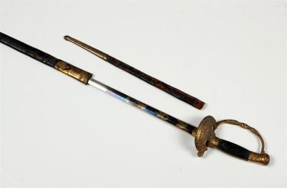 null ÉPÉE D'OFFICIER, vers 1820
Monture en laiton doré, fusée en ébène quadrillé,...