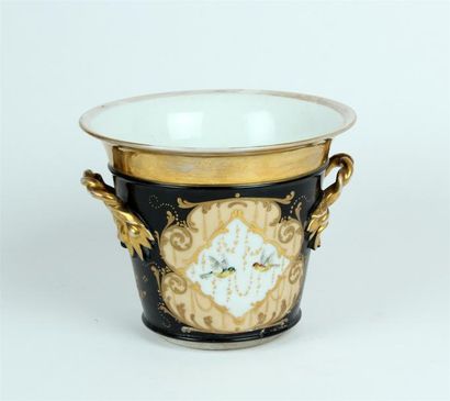 null CACHE-POT en porcelaine à décor polychrome sur fond noir et or d'une pastorale,...