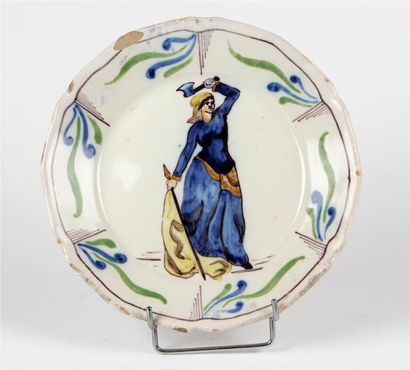 null ASSIETTE en faïence à décor polychrome d'une femme révolutionnaire tenant une...