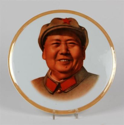 null PLAQUE circulaire en porcelaine à décor imprimé polychrome de Mao Zedong, inscriptions...