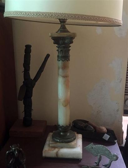 null PIED DE LAMPE en onyx, le fût à décor d'un chapiteau corinthien en bronze.
Vers...