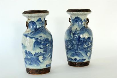 null Paire de VASES en porcelaine de Nankin à décor en bleu sous couverte de paysage...