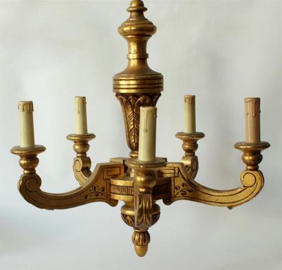 null LUSTRE à cinq lumières en bois doré.
Style Louis XVI
Haut. 50 cm - Diam. 46...