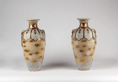 null JAPON, FOURS DE SATSUMA - ÉPOQUE MEIJI (1868-1912)
Paire de VASES balustre à...