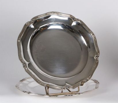 null Paire de PLATS contours en argent, les bordures à décor d'agrafes feuillagées...