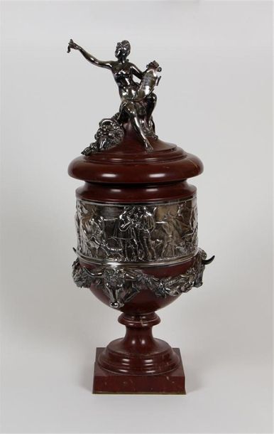 null ADRIEN ETIENNE GAUDEZ (1845-1902)
TROPHÉE en argent ciselé et marbre rouge griotte...