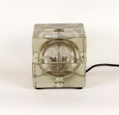 null LAMPE cubique à deux lumières en verre moulé
Vers 1970
Haut. 17 cm - Larg. 16...