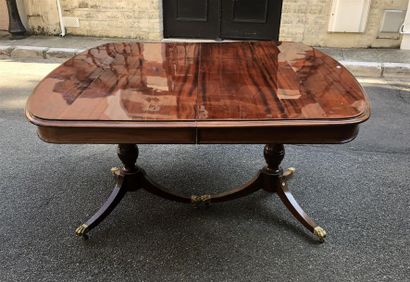 null TABLE DE TABLE À MANGER en acajou et bois teinté, elle repose sur un double...