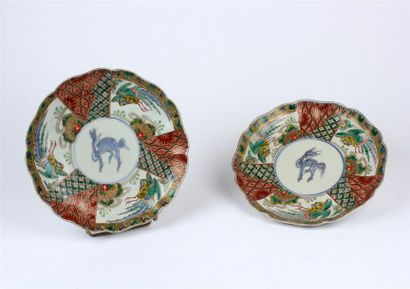 null Ensemble en porcelaine Imari comprenant une paire de PLATS contours à décor...