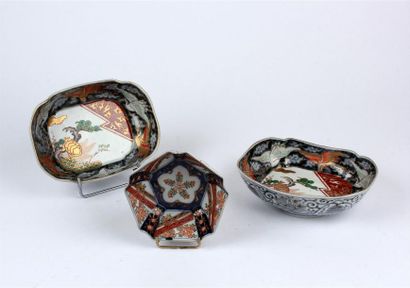 null Ensemble en porcelaine Imari comprenant une paire de PLATS contours à décor...