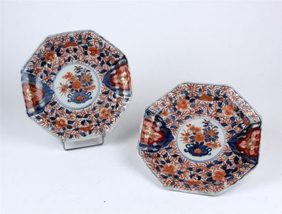 null Ensemble en porcelaine Imari comprenant une paire de petits PLATS octogonaux...