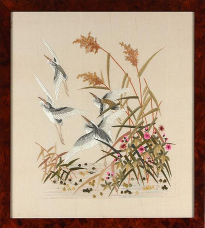 null Suite de quatre BRODERIES dans le goût asiatique à décor polychrome d'oiseaux,...