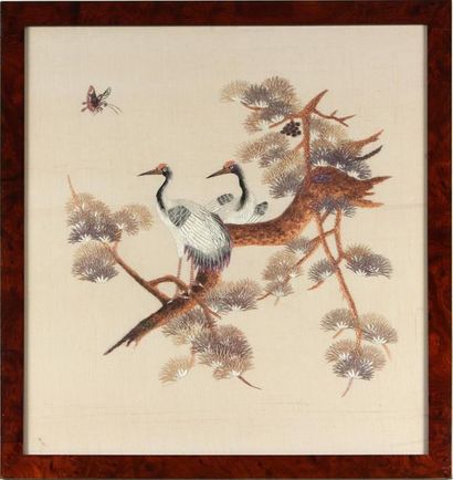 null Suite de quatre BRODERIES dans le goût asiatique à décor polychrome d'oiseaux,...