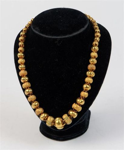 null COLLIER en or (poinçon ET) composé de perles creuses ajourées, unies ou à fond...