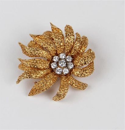 null VAN CLEEF & ARPELS
PARURE " Fleurs " en or jaune guilloché 18k (750 °/°°) et...