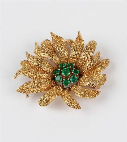 null VAN CLEEF & ARPELS
BROCHE " Fleurs " en or jaune guilloché 18k (750 °/°°) et...