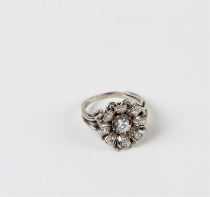 null BAGUE fleur en or blanc 18k (750 °/°°) serti de diamants, l'anneau terminé par...