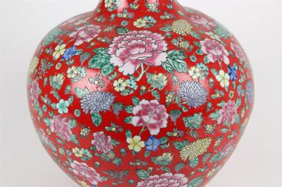 null Grand VASE boule en porcelaine à floral polychrome sur fond rouge.
Chine
Haut....