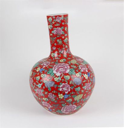 null Grand VASE boule en porcelaine à floral polychrome sur fond rouge.
Chine
Haut....
