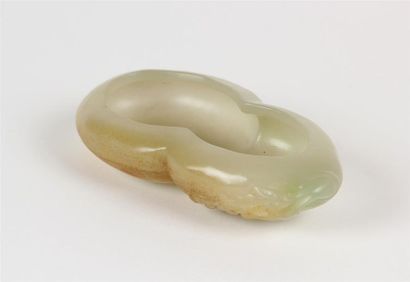null LAVE-PINCEAU en jade vert céladon légèrement rouille en forme de coloquinte
Chine
Long....