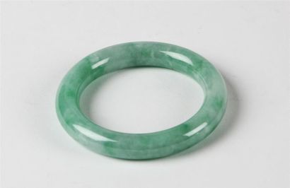 null BRACELET anneau en jade blanc veiné vert
Chine
Diam. intérieur: 5,8 cm
